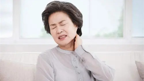 老年人颈椎病的症状有哪些 老年人颈椎病吃什么药最好