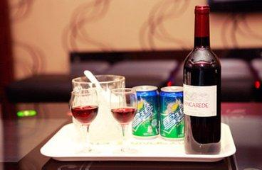 红酒加雪碧容易喝醉吗 红酒加雪碧后劲大吗