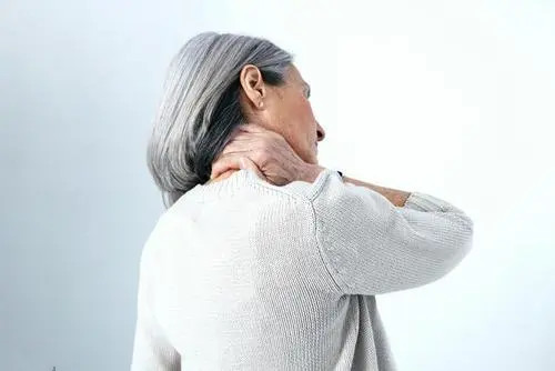 老年人颈椎病的最好治疗方法 老年人颈椎病引起头晕怎么办