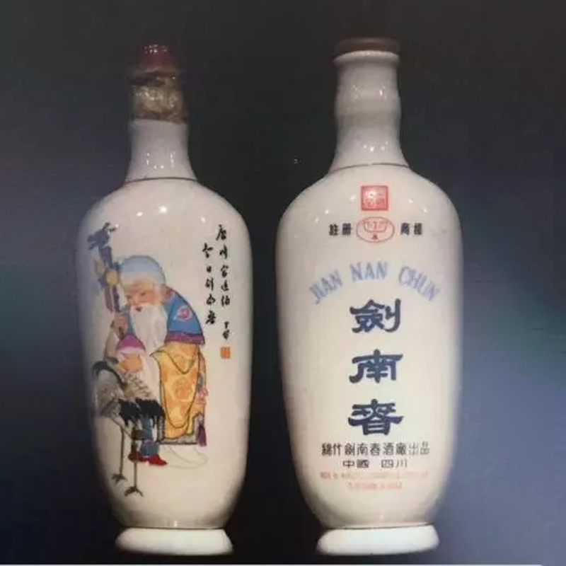 1982年剑南春 寿星白瓷瓶60度 白酒125ml单瓶