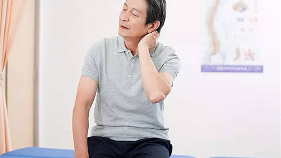 老年人颈椎病引起的头晕恶心怎么办 老年人颈椎病挂什么科
