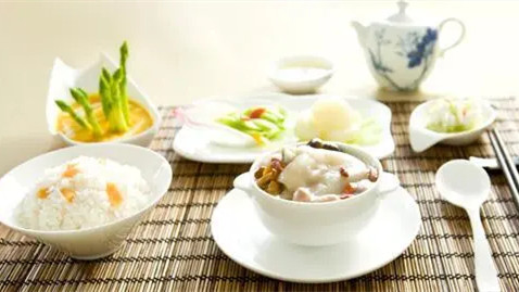 老年人颈椎病吃什么食物 老年人颈椎病不能平躺着