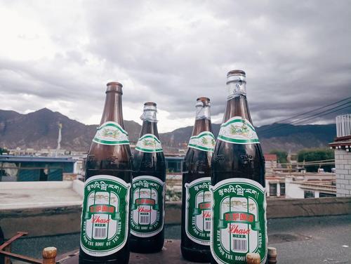 拉萨啤酒批发报价一览 拉萨啤酒瓶装批发价格多少