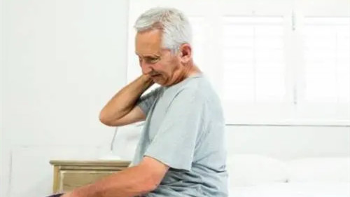 老年人颈椎病会引起哪些症状?老年人颈椎病吃什么药最好