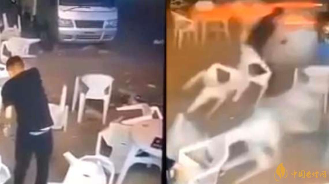 警方通报小车冲过夜市撞飞数人 这一幕太惊险了!