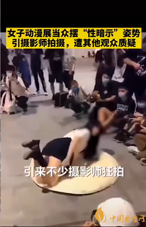 上海漫展女子穿JK制服摆姿势