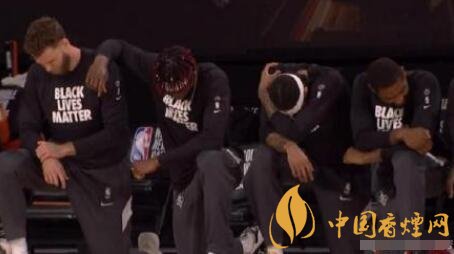 NBA球员集体下跪抗议